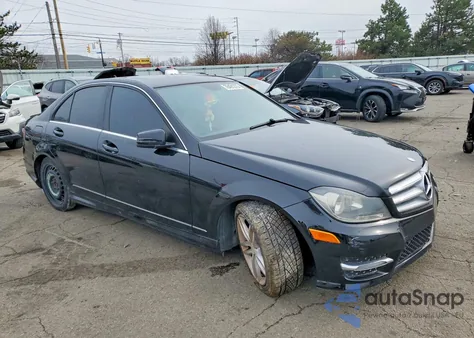 2013 Mercedes-Benz C 300 4Matic из США, поврежденный, VIN WDDGF8AB5DA803419